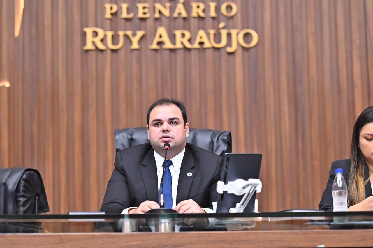 Roberto Cidade comanda votação que aprovou a LDO na Assembleia Legislativa do Estado