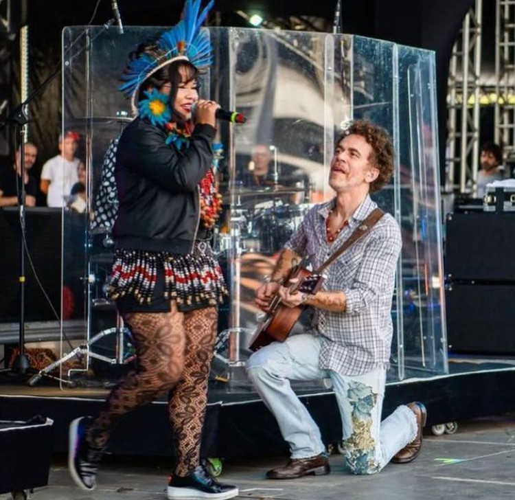 ‘Nós pedimos socorro’, diz rapper indígena do povo Guarani ao cantar em show de Nando Reis