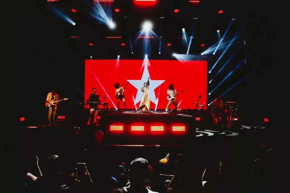 Manu Gavassi é acusada de propaganda eleitoral antecipada para Lula por integrantes do MBL