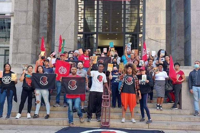 Movimentos sociais fazem protesto em biblioteca após casos de racismo e homofobia em SP
