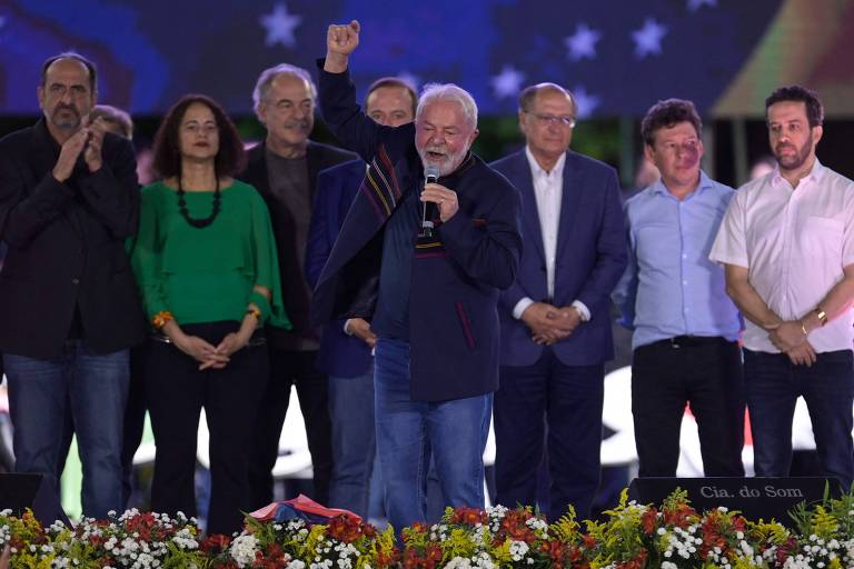 Lula afirma que Bíblia tem que ser cumprida e que Bolsonaro é ‘desequilibrado mentalmente’