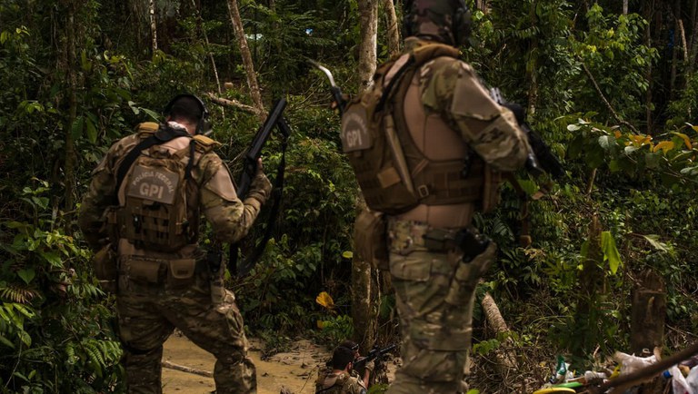 Agentes da Polícia Federal durante a operação dentro da TI Yanomami (Gabriel Chaim/Reprodução)