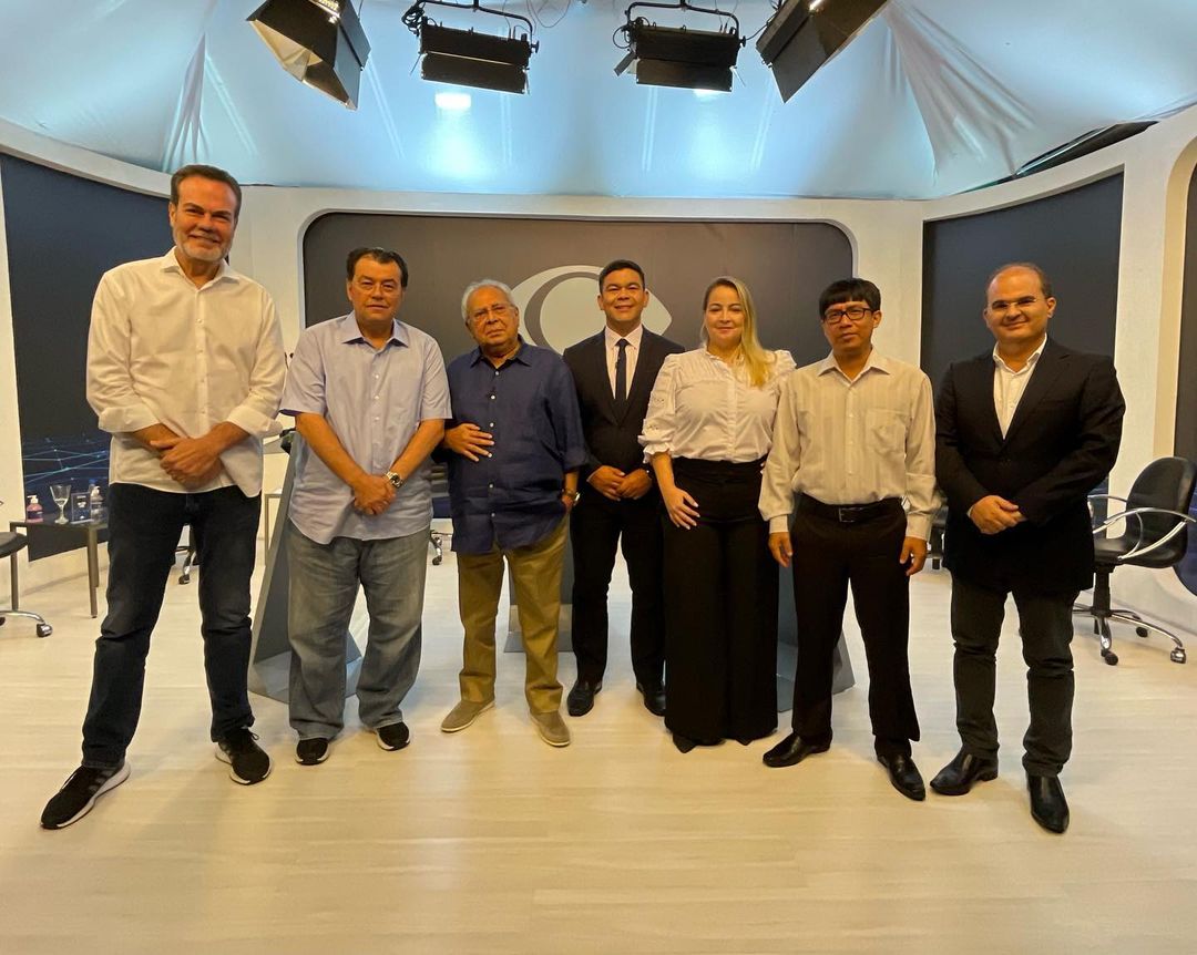 Em primeiro debate na TV, Amazonino questiona se precisava ficar em pé para responder perguntas; ‘Tenho que levantar?’