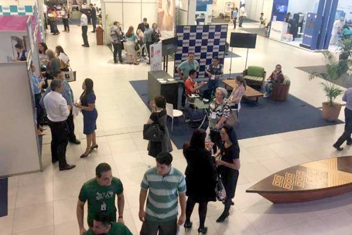 Mais de mil currículos de venezuelanos e refugiados são apresentados em feira de recursos humanos