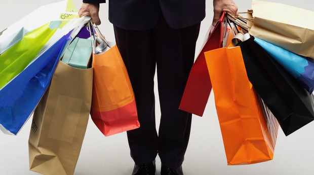 ‘A gente recomenda prudência’, alerta economista sobre alta na intenção de consumo das famílias no Brasil