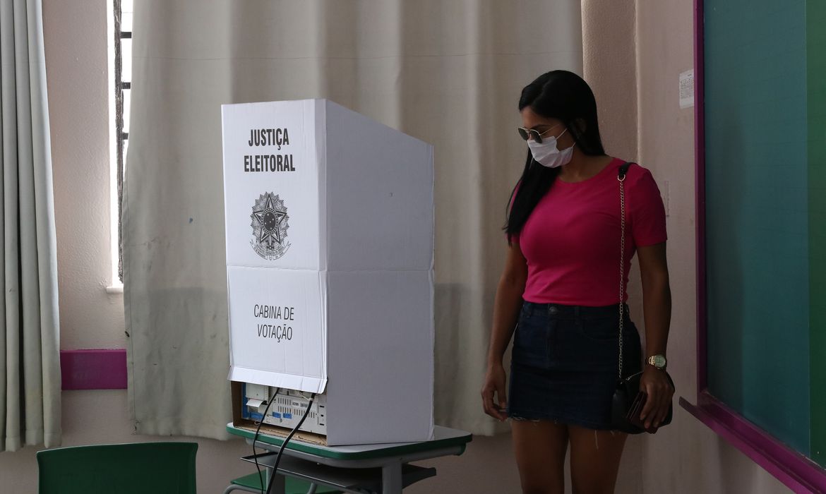 Eleições 2022 mantêm maioria do eleitorado feminino apto a votar no pleito; com 53%