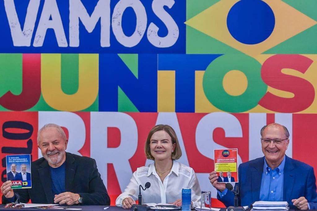 Coordenação de comunicação do PT ameniza vermelho e inclui azul e amarelo em peças de campanha