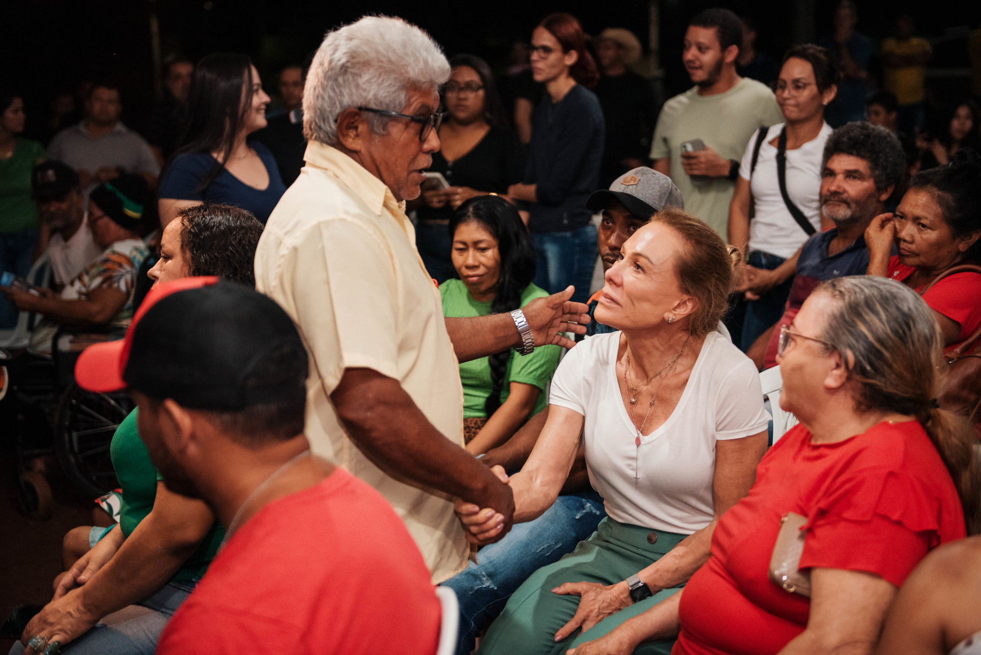 ‘Vamos trabalhar olhando todos’, diz candidata ao Governo de RR Teresa Surita ao fazer visitas a vilas e comunidades