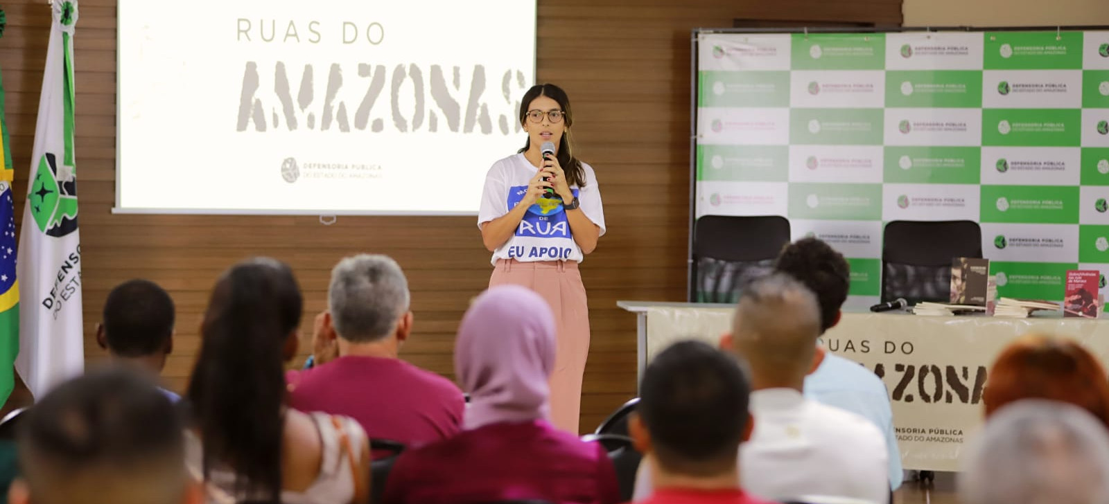 Durante o evento, foram ouvidas pessoas que vivem ou já saíram das ruas e debatidos caminhos para construir políticas públicas mais eficientes (Evandro Seixas/DPE-AM)