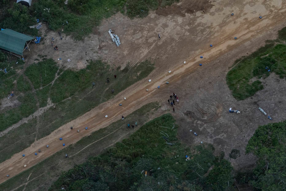 Na Amazônia, pistas de pouso secretas estão por trás de crise da mineração ilegal no Brasil