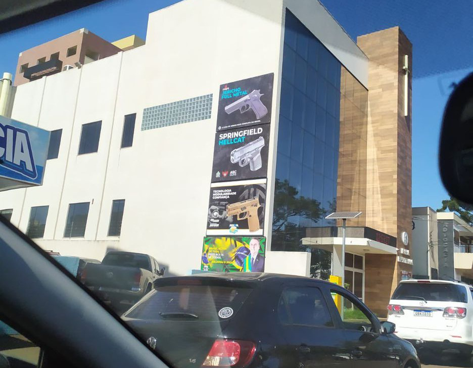 MP vai apurar propagandas de armas e Bolsonaro colocadas em igreja presbiteriana no Paraná