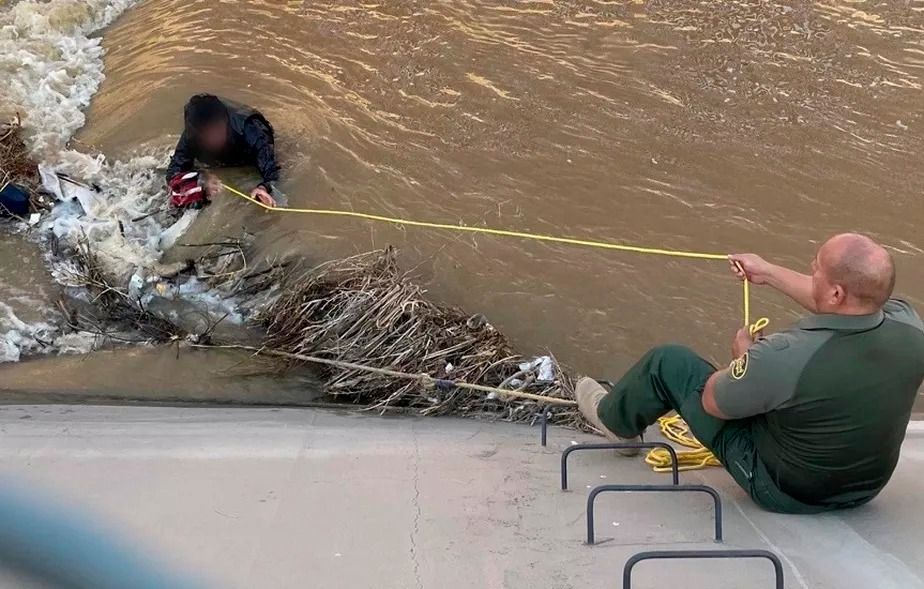 Imigrante brasileiro pula em canal na fronteira do México com os EUA ao ser flagrado por agentes