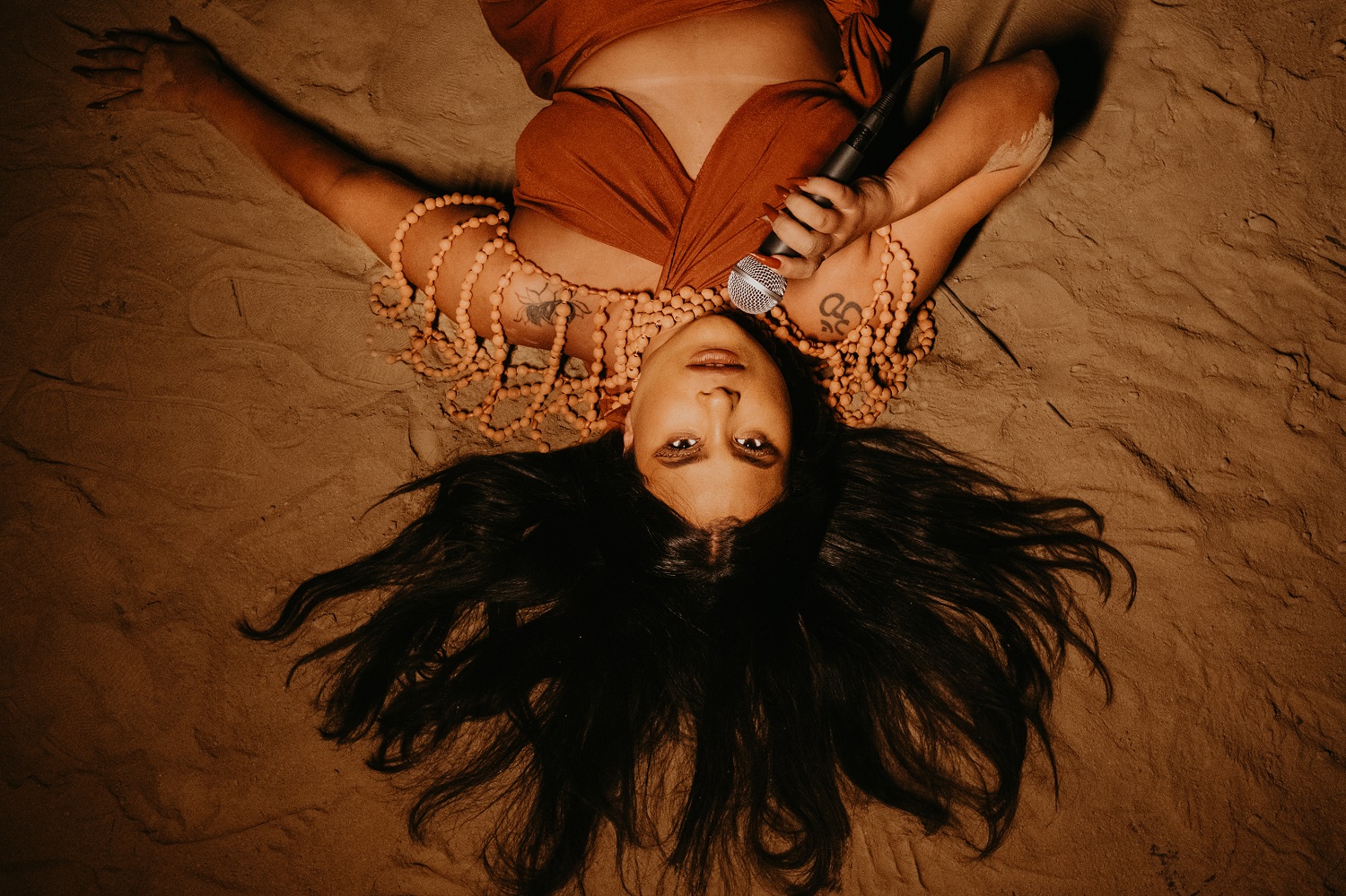 Artista indígena não-binária, Kaê Guajajara realiza turnê nacional de disco ‘Kwarahy Tazyr’