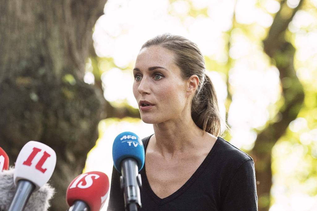 Líder finlandesa se desculpa por foto de amigas influencers de seios nus se beijando em residência oficial