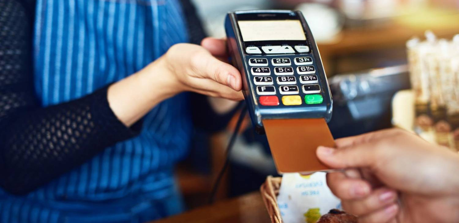Trabalhador brasileiro prioriza vale-refeição para comer carne fora de casa
