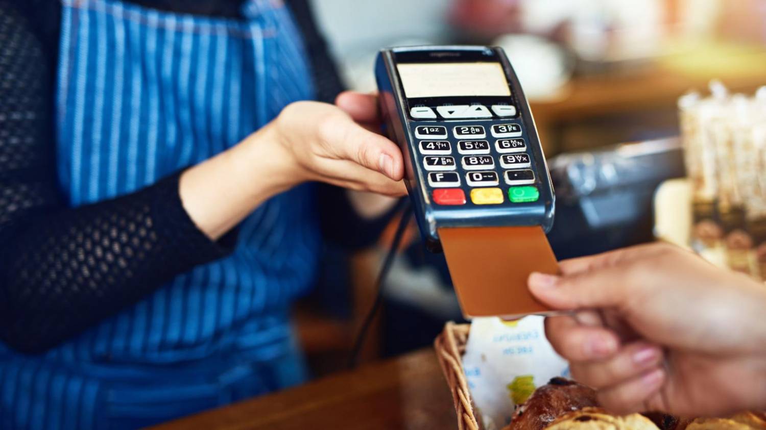 Trabalhador brasileiro prioriza vale-refeição para comer carne fora de casa