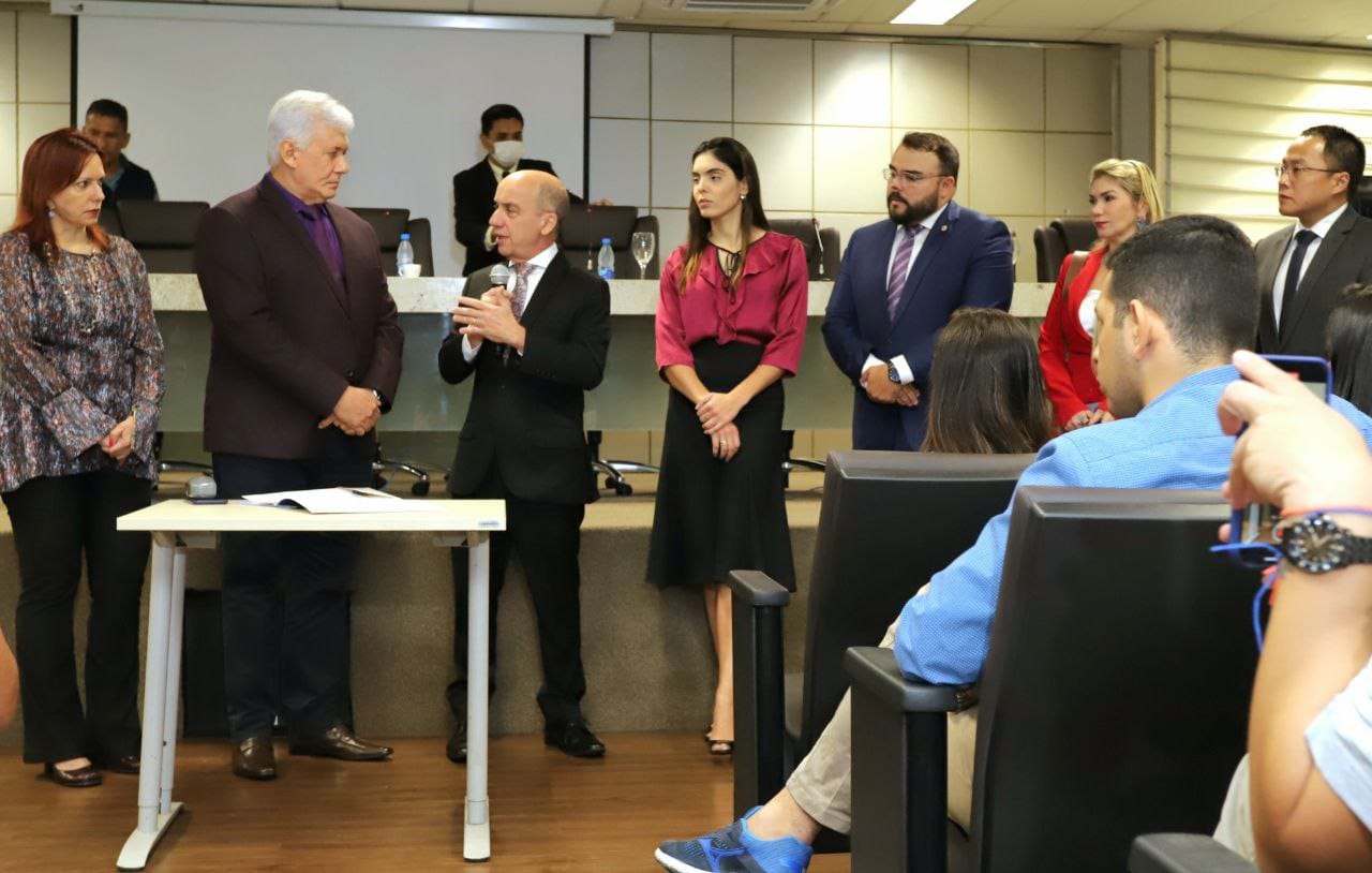 TCE-AM entrega à Justiça Eleitoral lista de gestores com contas reprovadas nos últimos 8 anos; foram mais de 350 reprovações