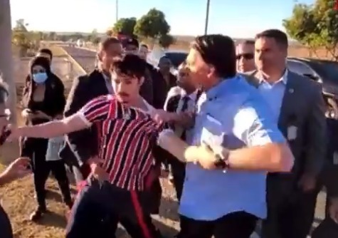Em Brasília, Bolsonaro puxa youtuber pela camisa após ser chamado de ‘vagabundo’ e ‘tchutchuca do Centrão’