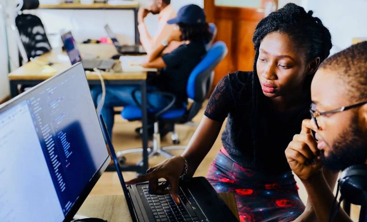 Focada na pauta diversidade, plataforma ‘Empodera’ recruta estagiários negros para vaga de ‘Gerencial da P&G’