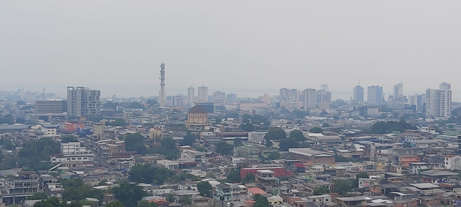 ‘Reflexo das queimadas’, afirmam especialistas sobre massa cinzenta que cobre o céu de Manaus