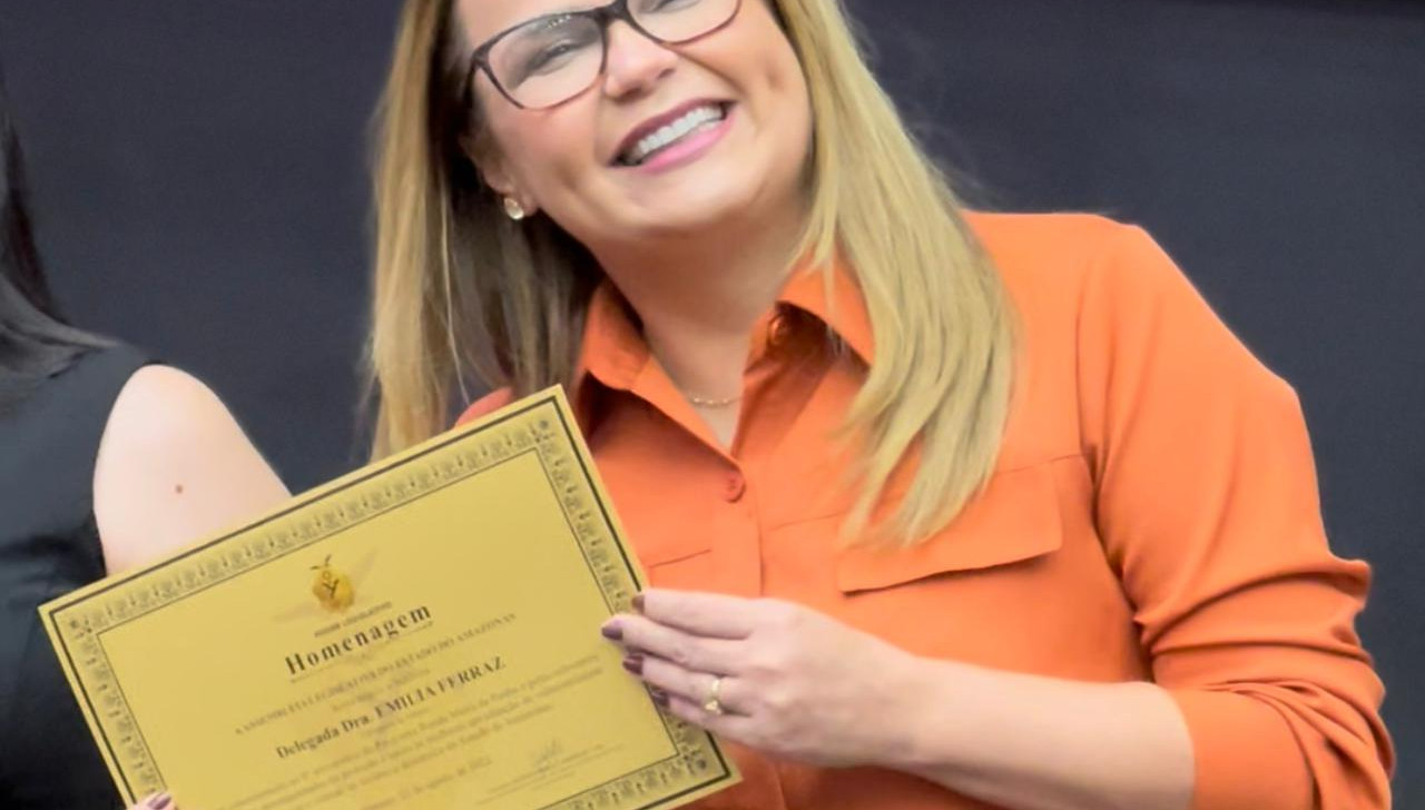 Candidata a deputada federal, delegada Emília Ferraz recebe homenagem pelo ‘Ronda Maria da Penha’ no AM