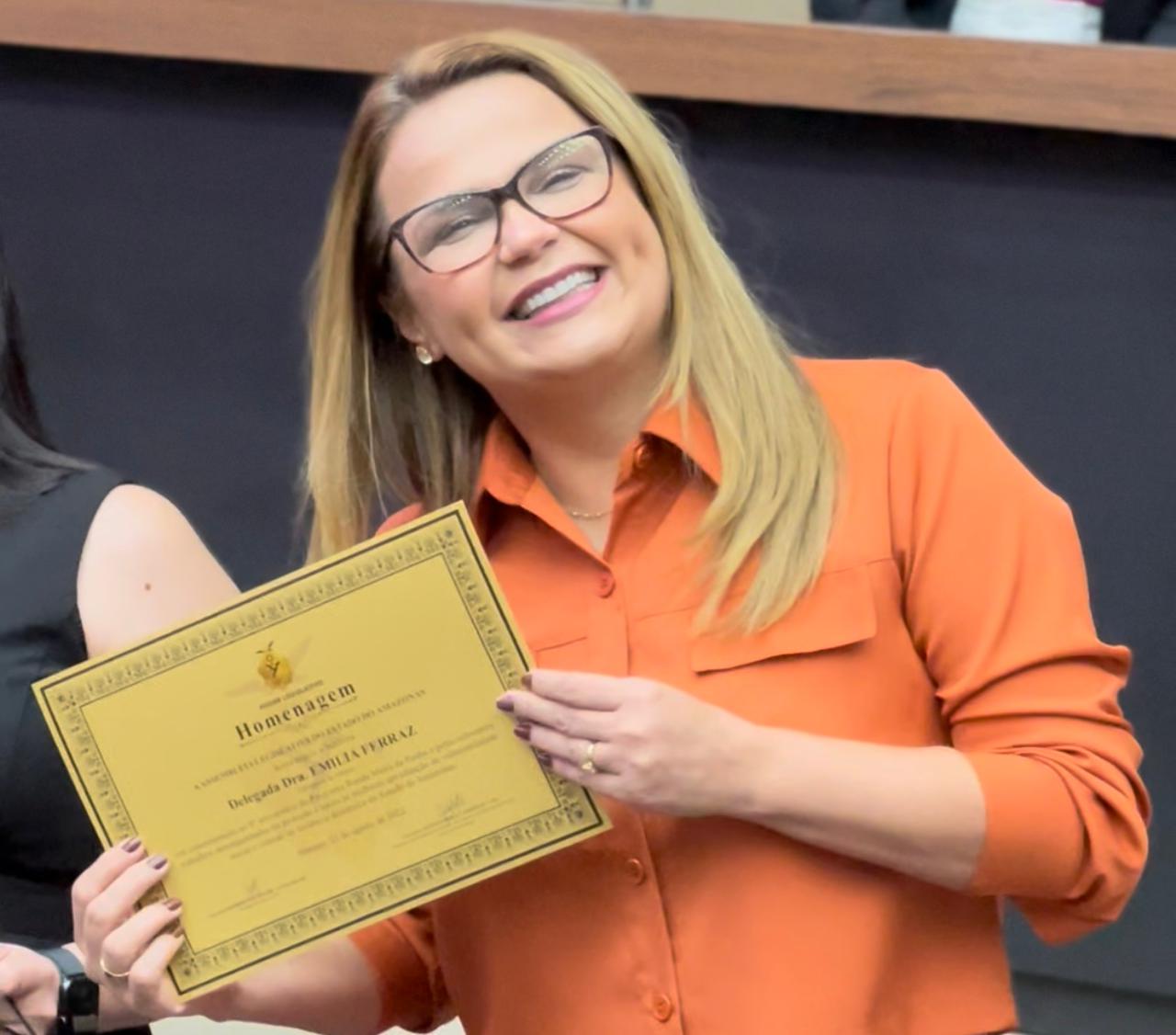 Candidata a deputada federal, delegada Emília Ferraz recebe homenagem pelo ‘Ronda Maria da Penha’ no AM