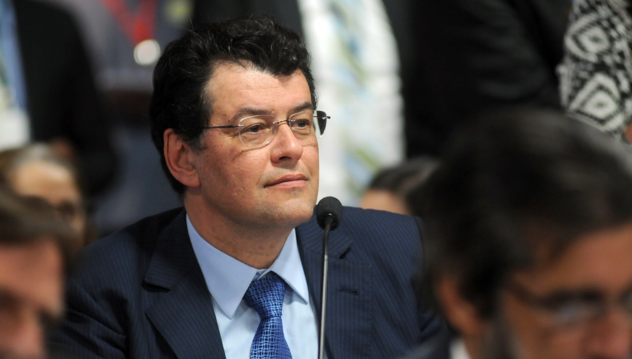 Senador Eduardo Braga ‘muda de cor’ para disputar Governo do Amazonas; ‘Oportunismo’, diz especialista