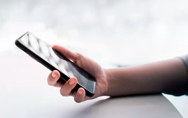 Determinação do TSE para eleitor deixar celular antes de votar repercute; lei existe desde 1997