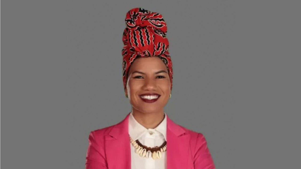 ‘Faz parte da minha identidade’, declara candidata que recebeu intimação do TRE por usar turbante em foto para urna eletrônica