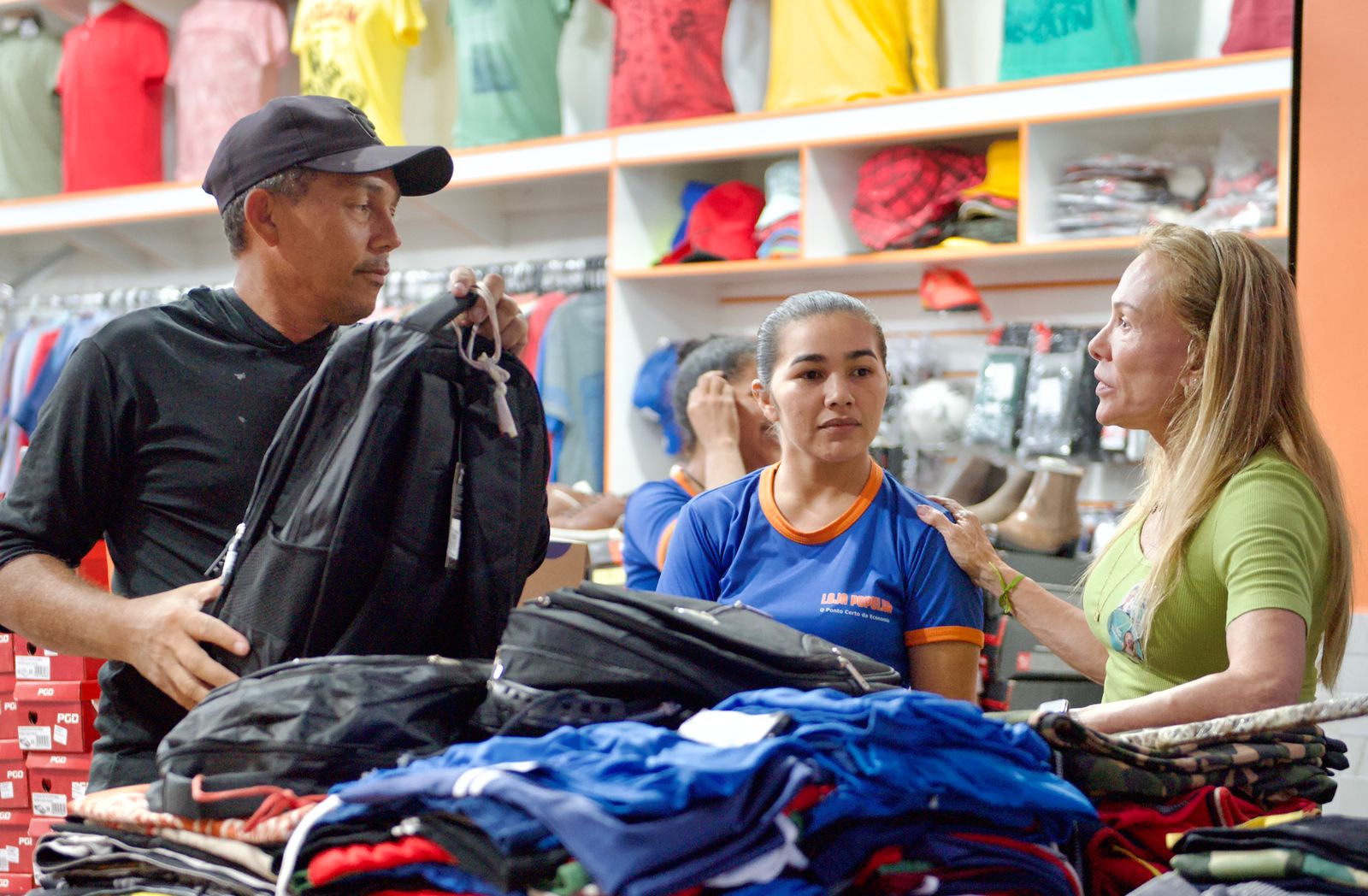 Teresa Surita visita comércio em Rorainópolis e discute soluções para gerar emprego e renda em RR
