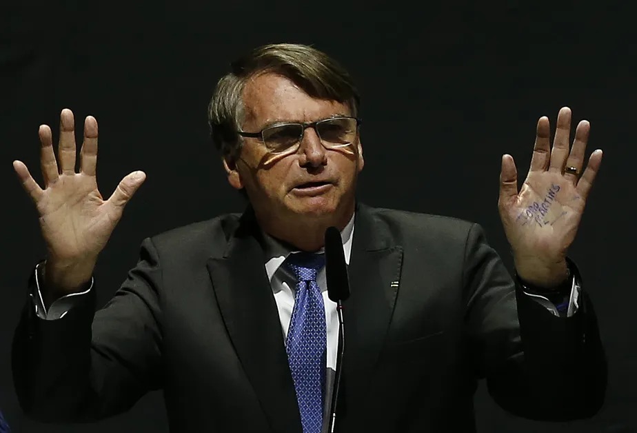 ‘Qual problema?’, questiona Bolsonaro sobre compra de imóveis da família com dinheiro em espécie