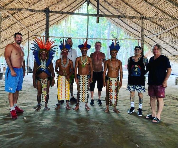 Baixista do Guns N’ Roses nada com botos e tira fotos com indígenas em passeio pelo AM