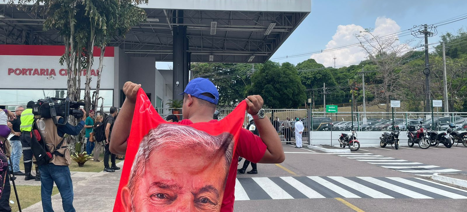 Lula visita fábrica de motocicletas e faz reunião fechada com políticos e defensores da Zona Franca de Manaus