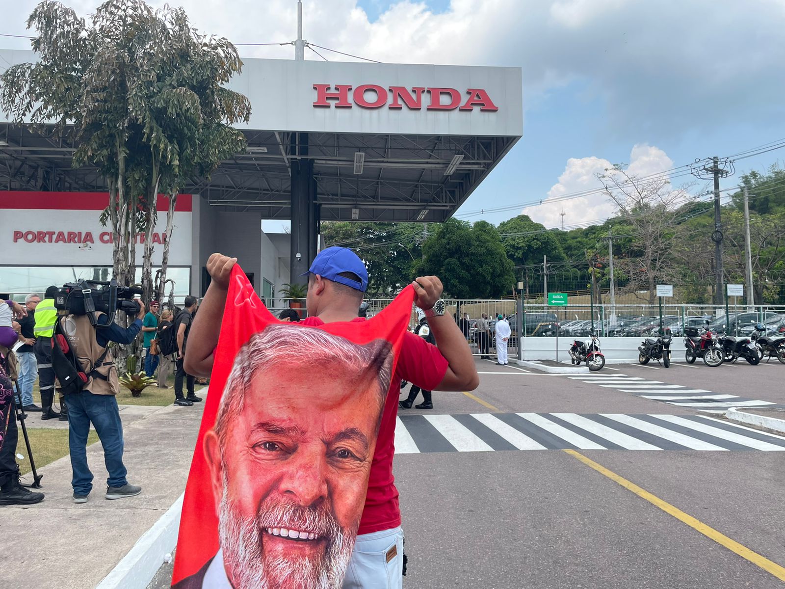 Lula visita fábrica de motocicletas e faz reunião fechada com políticos e defensores da Zona Franca de Manaus