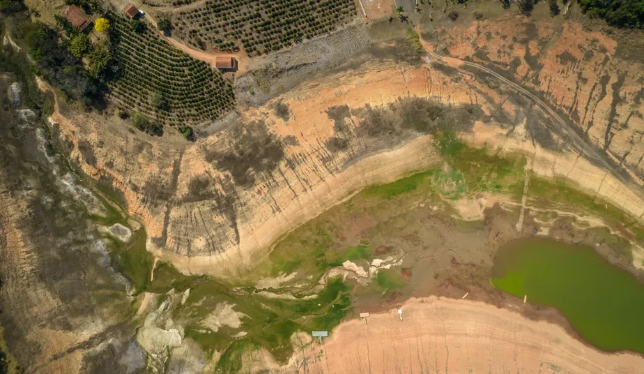 Seca afeta o Rio Pardo, em São Paulo: segundo especialistas, nos últimos anos, fenômenos climáticos vêm se tornando mais frequentes e intensos, com picos de frio e de calor (Jonne Roriz/Bloomberg)