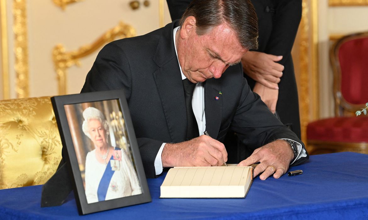 Presidente Bolsonaro assina livro de condolências da monarca. (Jhonathan Hordle/Reuters)