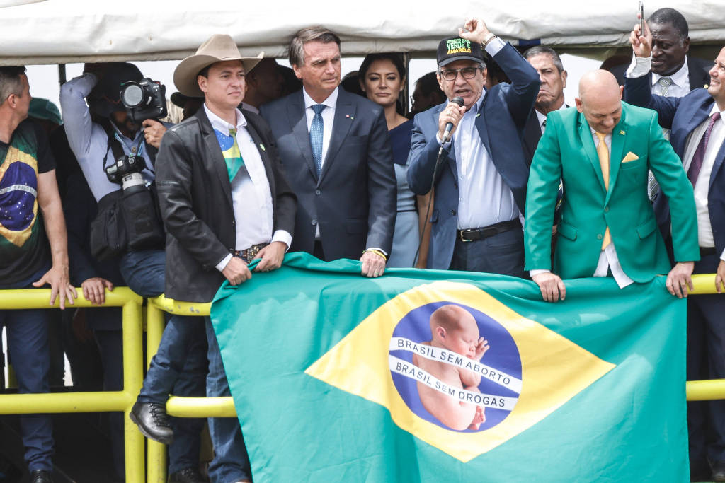 Bolsonaro descumpre veto a imagens do 7 de Setembro e TSE manda apagar vídeos