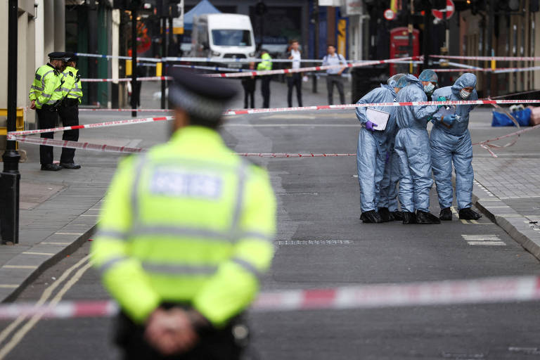 Especialistas forenses trabalham no local onde dois policiais foram esfaqueados por um homem em Londres (Tom Nicholson - 16.set.22/Reuters)