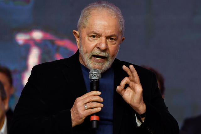 Em pronunciamento à imprensa, Lula afirma que defende a verdade e a democracia