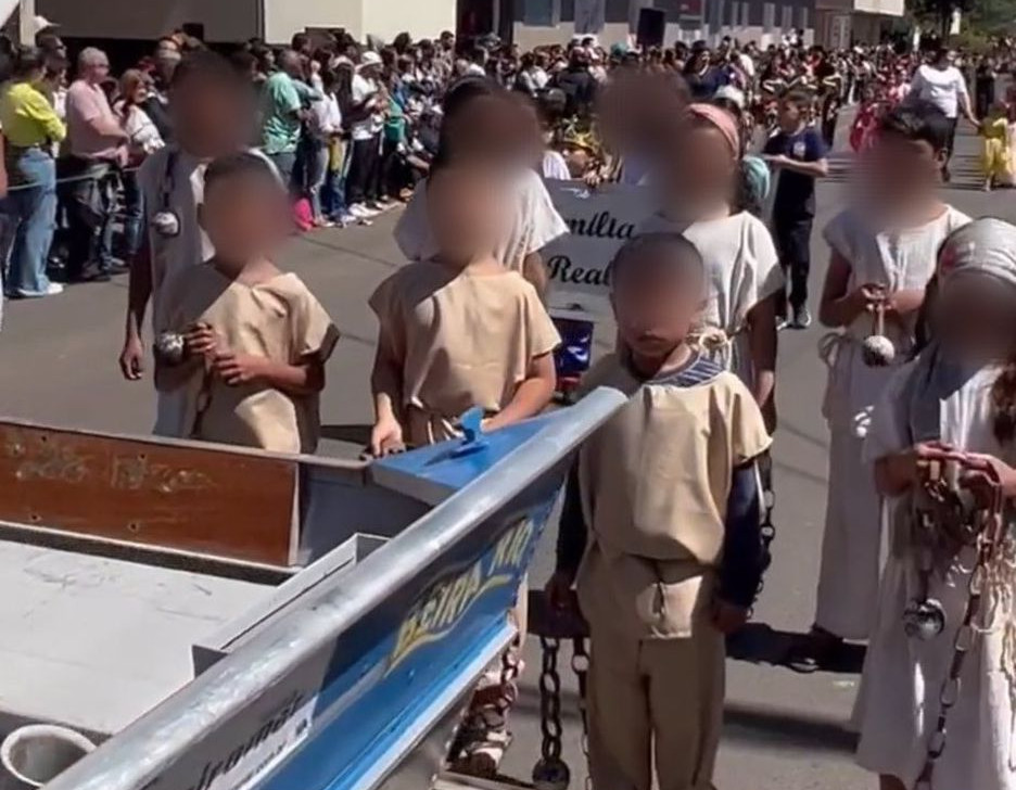 Durante o desfile cívico em Piraí do Sul (PR), crianças pretas e pardas foram caracterizadas com correntes e trapos em referência ao período escravocrata do Brasil. Foto: Redes sociais/Reprodução