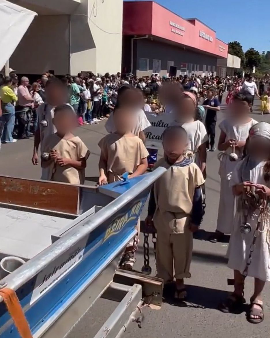 Desfile cívico em cidade no PR veste crianças negras e pardas com trapos e correntes em alusão à escravidão