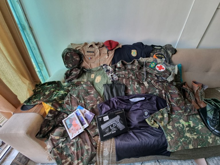 Mulher é presa pela PF por usar identidade falsa e se passar por Policial Federal em Manaus