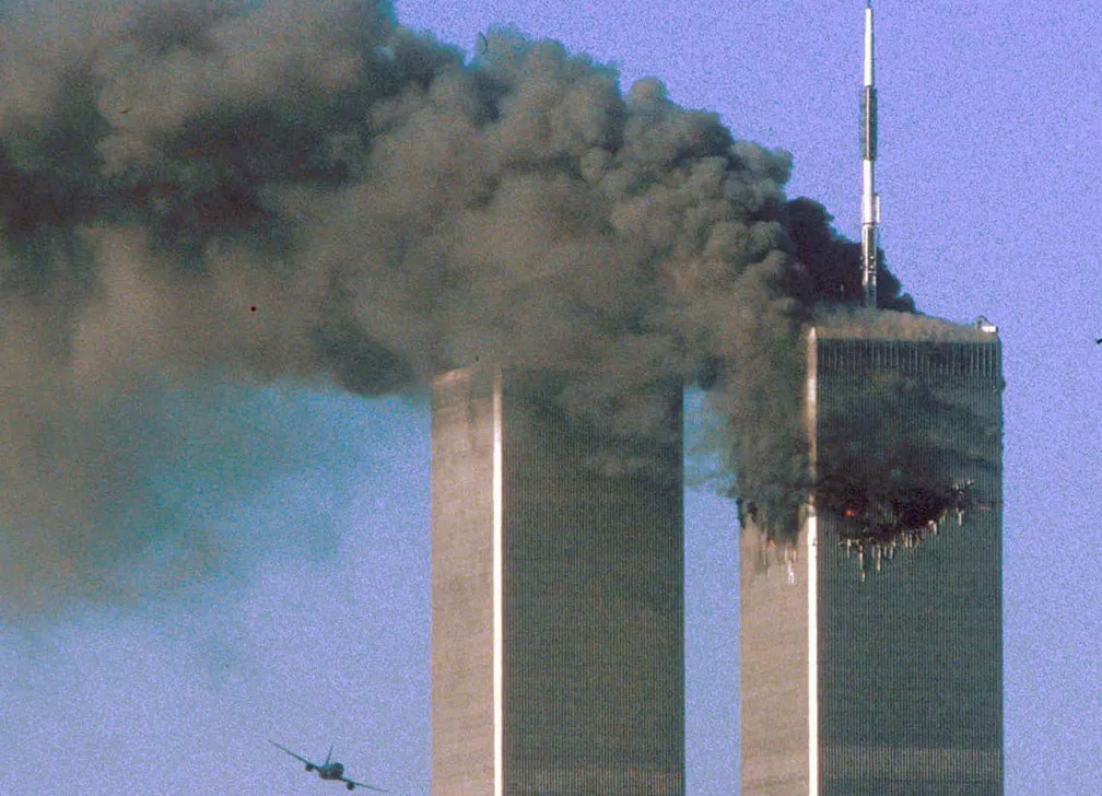 Voo 175 da United Airlines segundos antes de colidir com a Torre Sul do World Trade Center (Sean Adair/Reuters)