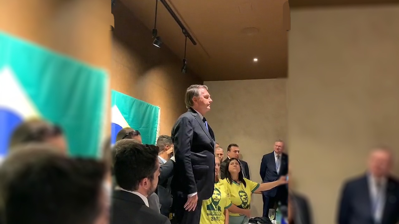 Bolsonaro abandona assembleia da ONU e volta a dizer que é ‘imbrochável’ ao reunir apoiadores em churrascaria
