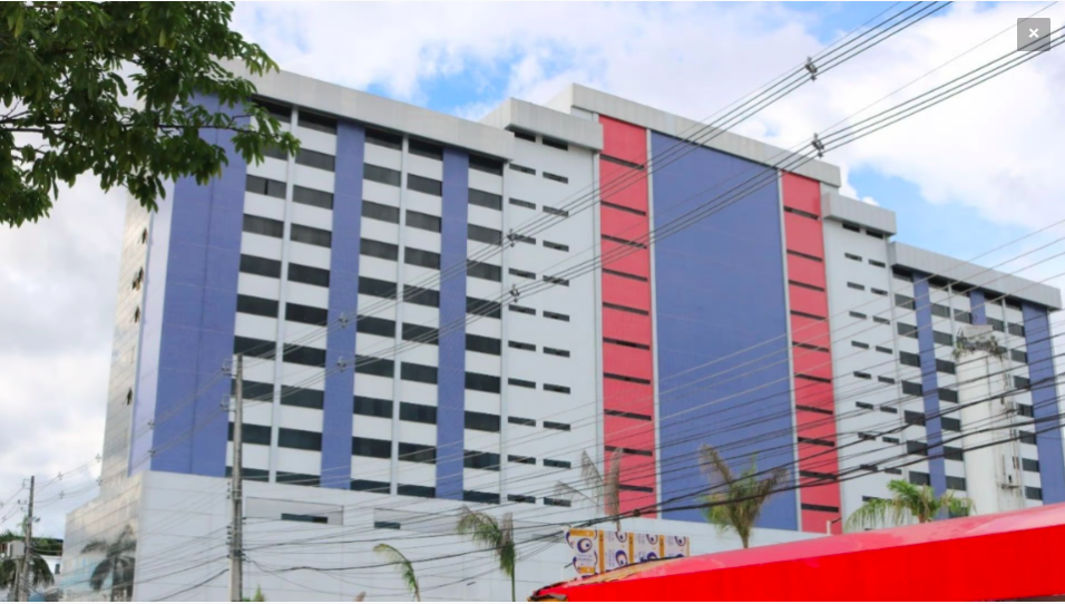 Homem corta pescoço de mulher dentro de faculdade; polícia aponta ‘surto psicótico’