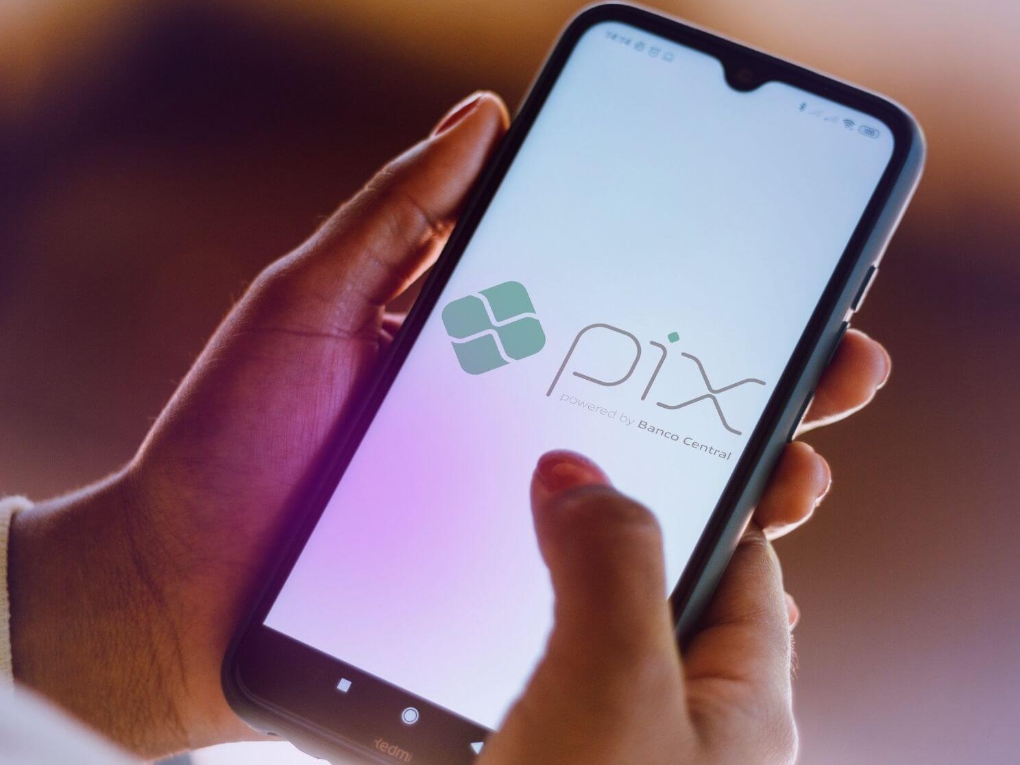 Correntistas relatam instabilidade no Pix em diversas instituições; Banco Central nega problema