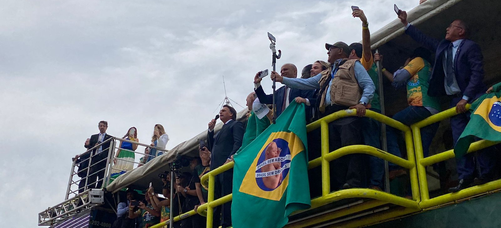 Desfile cívico-militar em Brasília tem Bolsonaro com dono da Havan ao lado e aceno ao agronegócio