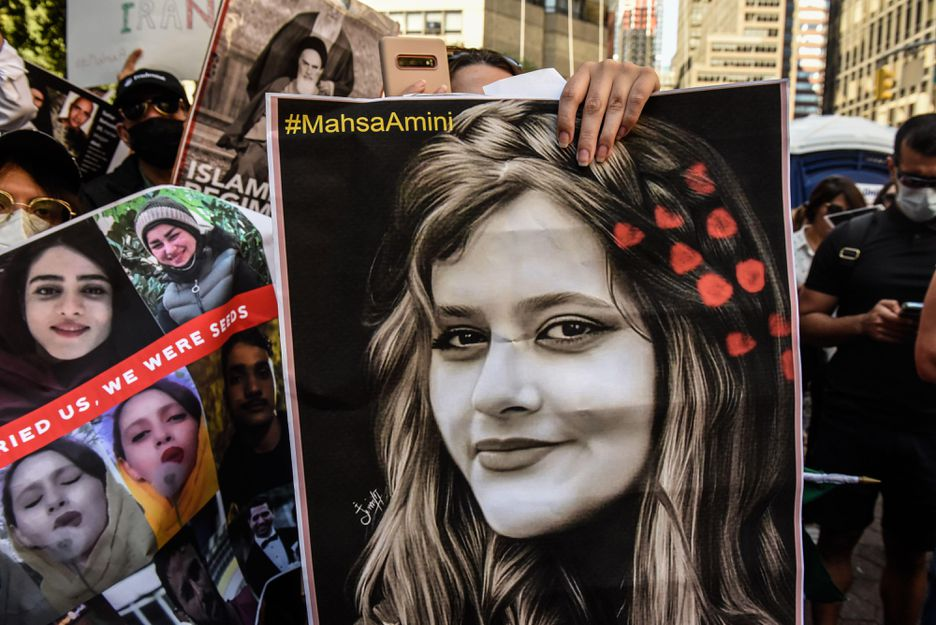 Morte De Mahsa Amini Jovem Presa Pela Polícia Moral Do Irã Provoca Protestos Contra O Hijab 