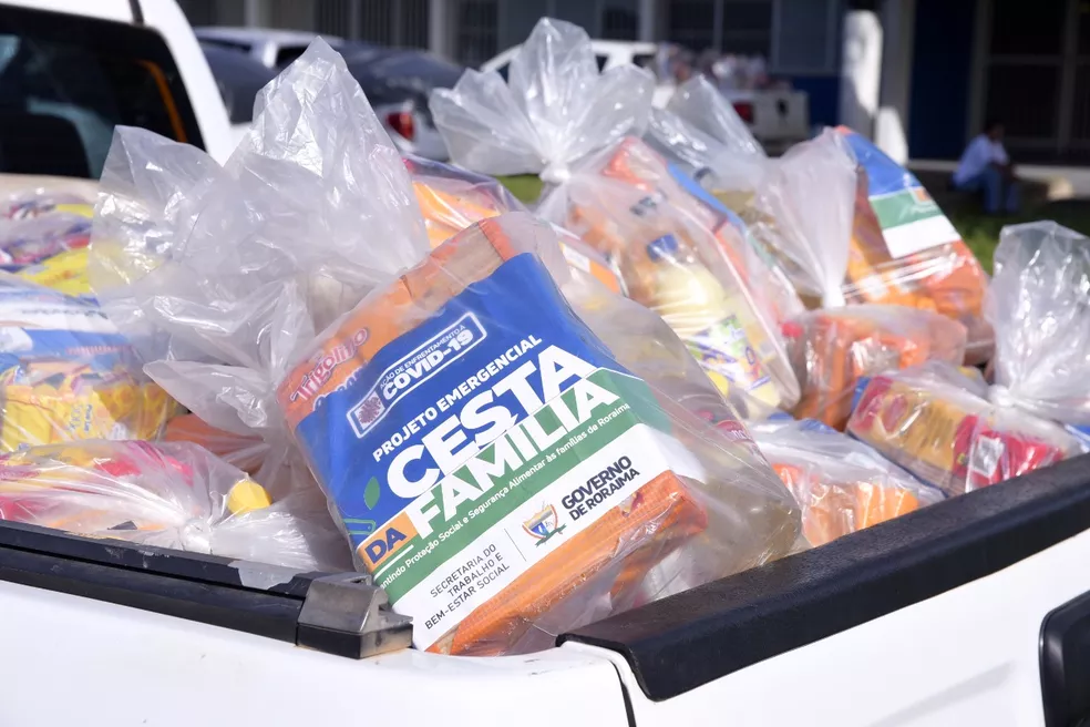 A 20 dias das eleições, morador filma cestas básicas do programa ‘Cesta da Família’ aglomeradas em escola no interior de RR