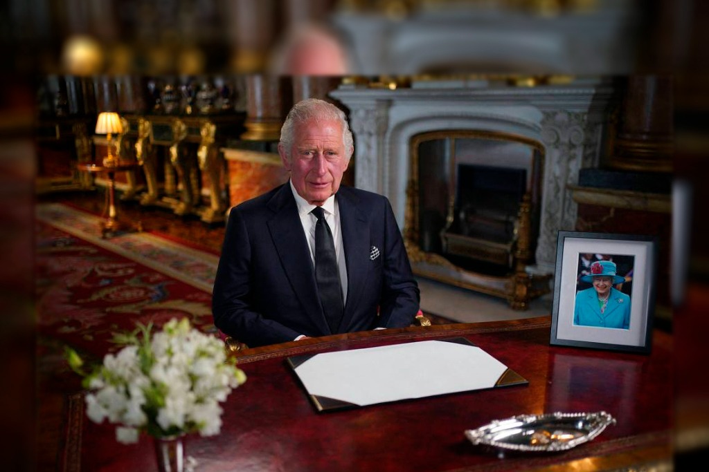 O rei Charles 3° no Palácio de Buckingham, em Londres, ao gravar seu primeiro discurso televisionado após a morte da mãe (Yui Mok/AFP)